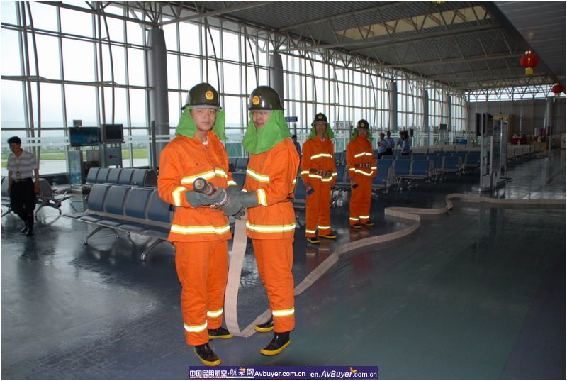 黄山机场举行航站楼火灾应急救援疏散演练