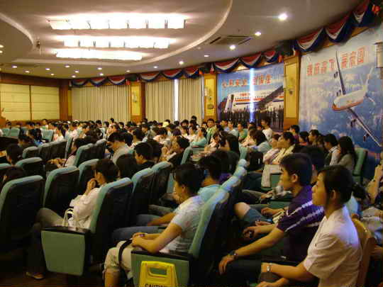 东航山东分公司学习奥运礼仪打造金牌服务