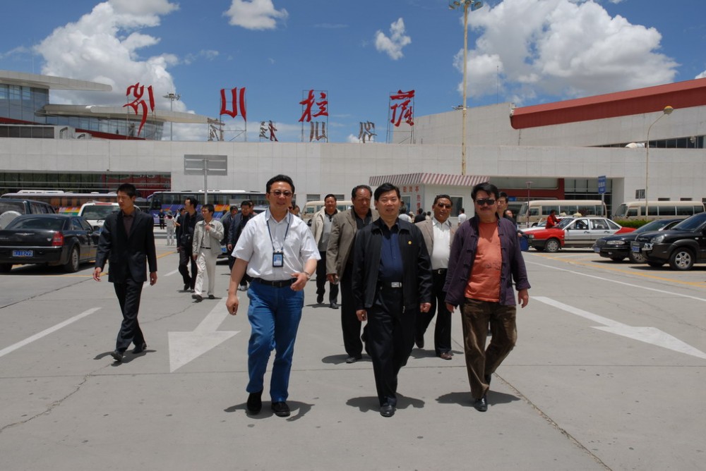 西藏自治区人大副主任莅临拉萨机场检查指导