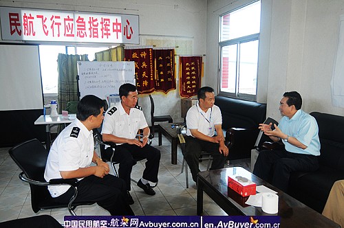 交通部救捞局副局长丁平生到广汉机场慰问一线干群