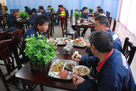 东航山西维修部改善餐厅环境关心职工生活