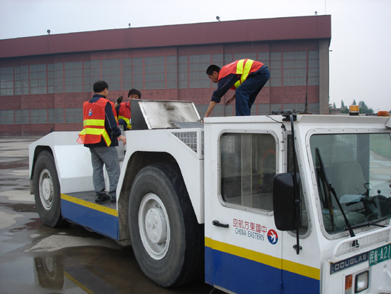 东航山西分公司飞机维修部排除牵引车故障