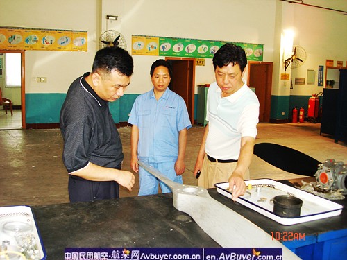 飞院吴旭勇副校长关心飞机修理厂灾后建设