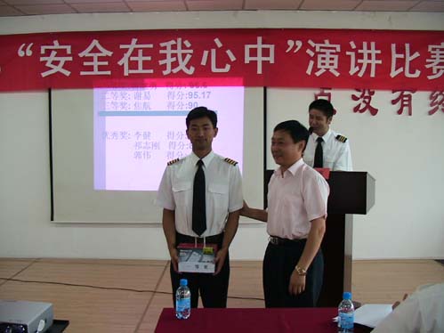 南航新疆分公司飞行部举办安全演讲活动