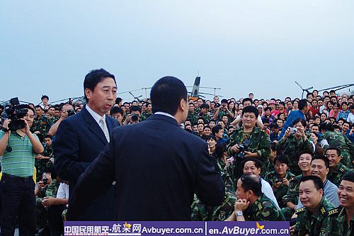 心连心艺术团到飞院绵阳分院慰问救灾一线人员