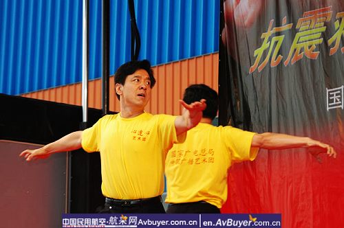 心连心艺术团到飞院绵阳分院慰问救灾一线人员