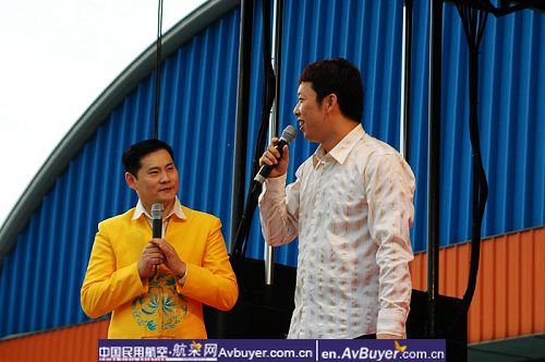 心连心艺术团到飞院绵阳分院慰问救灾一线人员