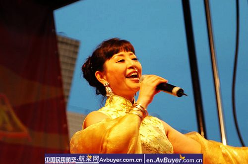 心连心艺术团到飞院绵阳分院慰问救灾一线人员