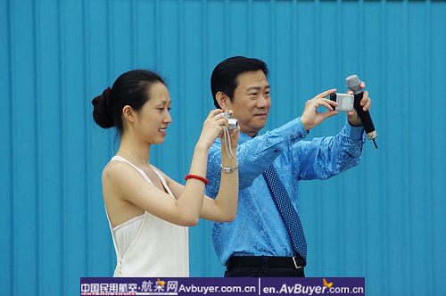 心连心艺术团到飞院绵阳分院慰问救灾一线人员