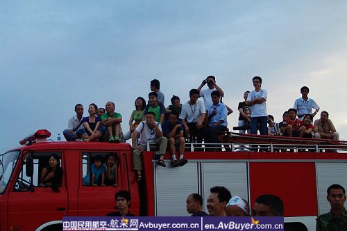 心连心艺术团到飞院绵阳分院慰问救灾一线人员