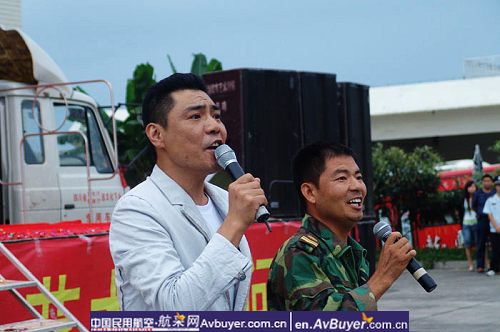 心连心艺术团到飞院绵阳分院慰问救灾一线人员