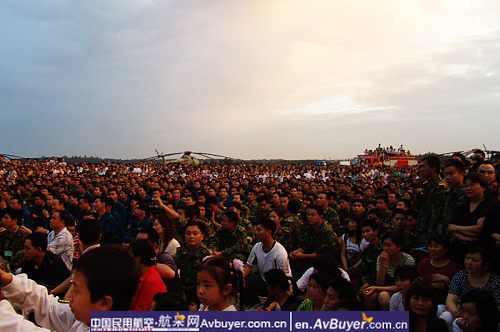 心连心艺术团到飞院绵阳分院慰问救灾一线人员