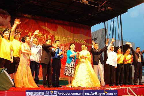 心连心艺术团到飞院绵阳分院慰问救灾一线人员