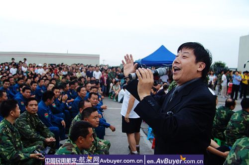 心连心艺术团到飞院绵阳分院慰问救灾一线人员