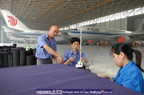 北京奥运即将开幕 Ameco员工为客机更换地毯