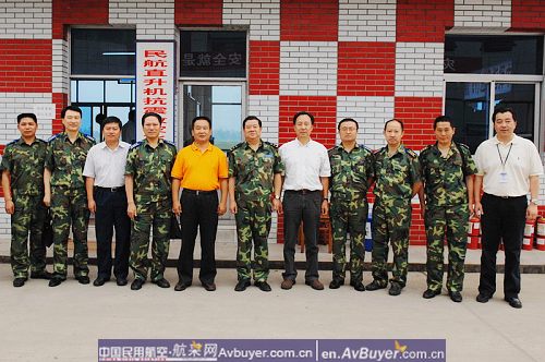 空军景文春中将到广汉机场慰问民航干部职工