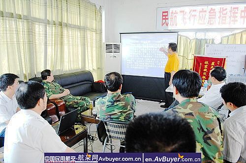 空军景文春中将到广汉机场慰问民航干部职工