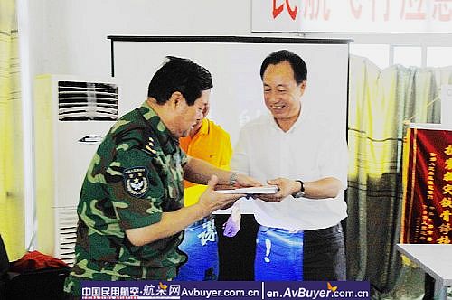 空军景文春中将到广汉机场慰问民航干部职工