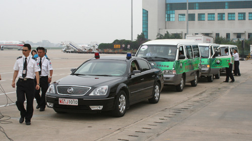 昆明国际机场开通“绿色通道”迎接大熊猫