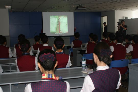 国航客舱部组织乘务员进行世界禁毒日教育