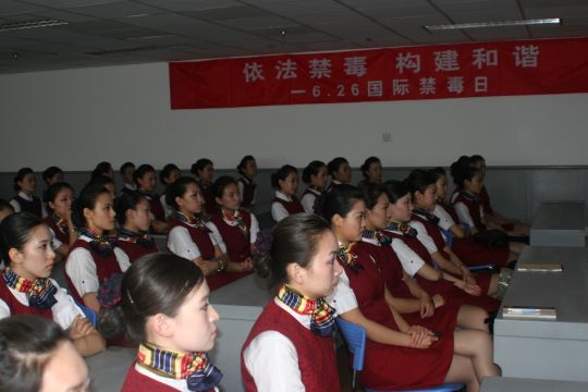 国航客舱部组织乘务员进行世界禁毒日教育