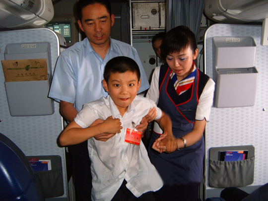 东航甘肃客舱部乘务员向你致敬为你祈祷