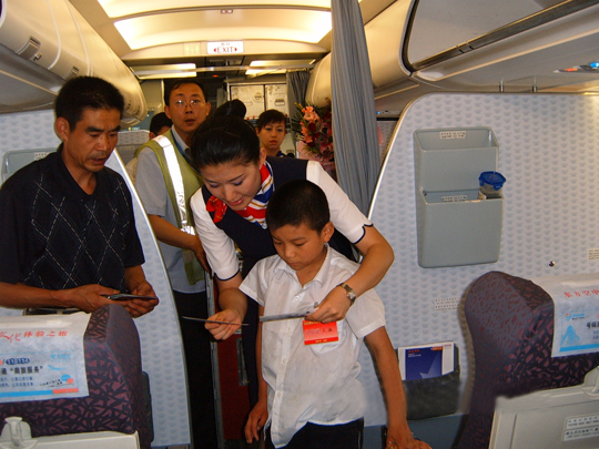 东航甘肃客舱部乘务员向你致敬为你祈祷