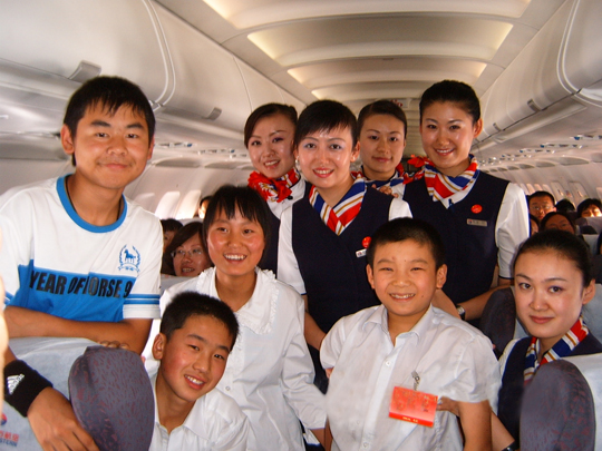 东航甘肃客舱部乘务员向你致敬为你祈祷