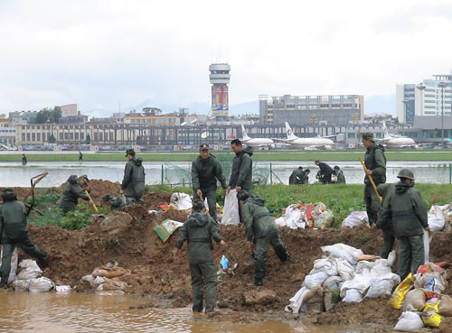 昆明国际机场全力应对50年不遇特大降雨