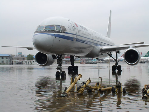昆明国际机场全力应对50年不遇特大降雨
