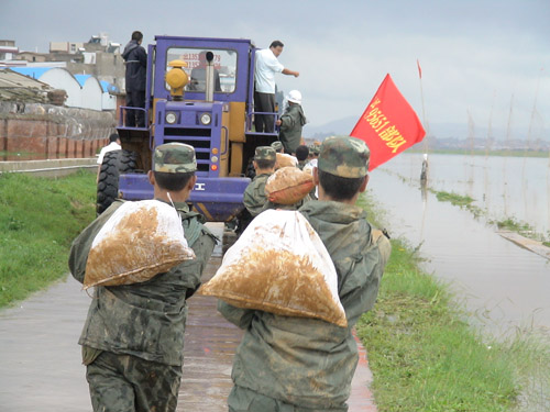 昆明国际机场全力应对50年不遇特大降雨