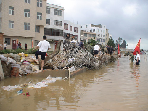 昆明国际机场全力应对50年不遇特大降雨