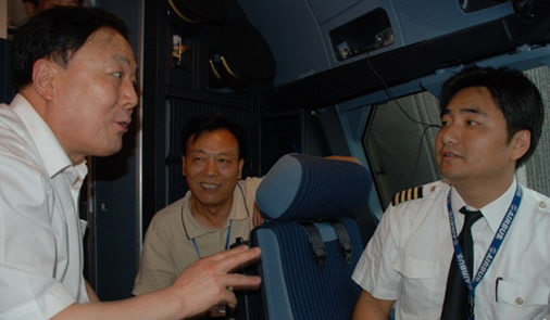 李家祥慰问国航执飞成都—北京航班A321机组