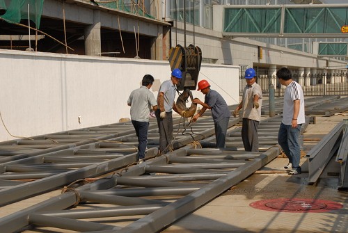 黄山机场国际航站楼工程完成桁架吊装