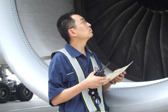 东航西安机务员工保障A330飞机在陕短停工作