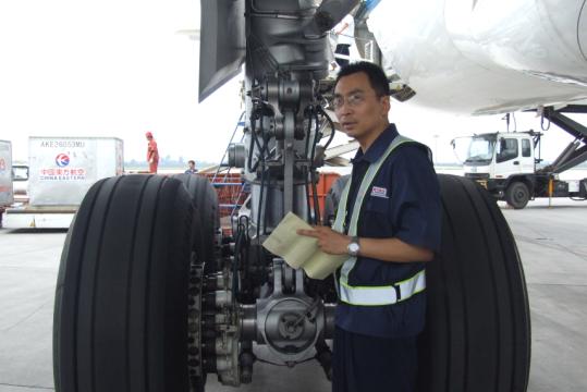 东航西安机务员工保障A330飞机在陕短停工作