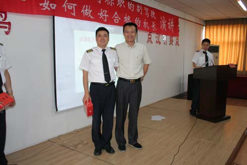 南航新疆飞行部举行飞行员业务知识演讲比赛