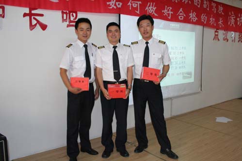 南航新疆飞行部举行飞行员业务知识演讲比赛