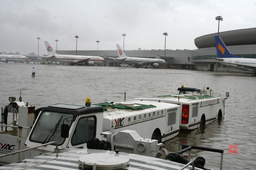 托起“银鹰”的翅膀:昆明机场抗洪抢险纪事