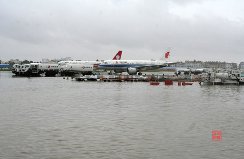 托起“银鹰”的翅膀:昆明机场抗洪抢险纪事