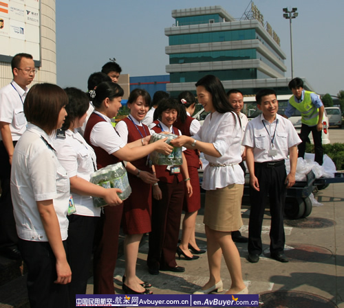 中航集团党组书记王银香慰问国货航北京基地