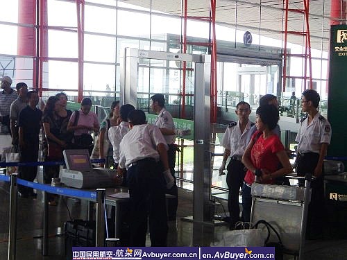 华北管理局对首都机场实行特别安检进行检查