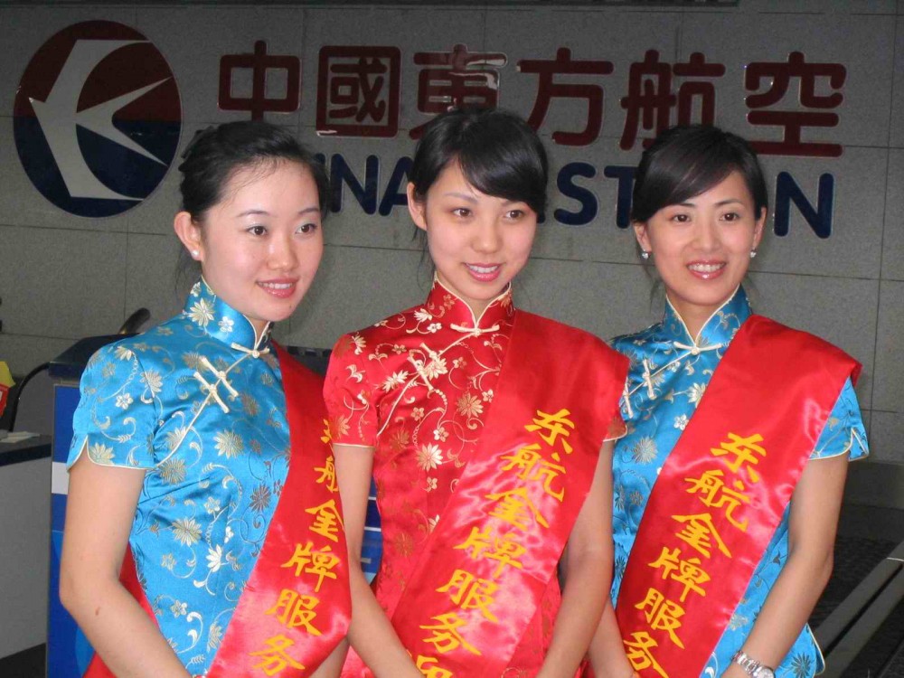 东航山东值机姑娘盛装迎奥运,笑迎八方客