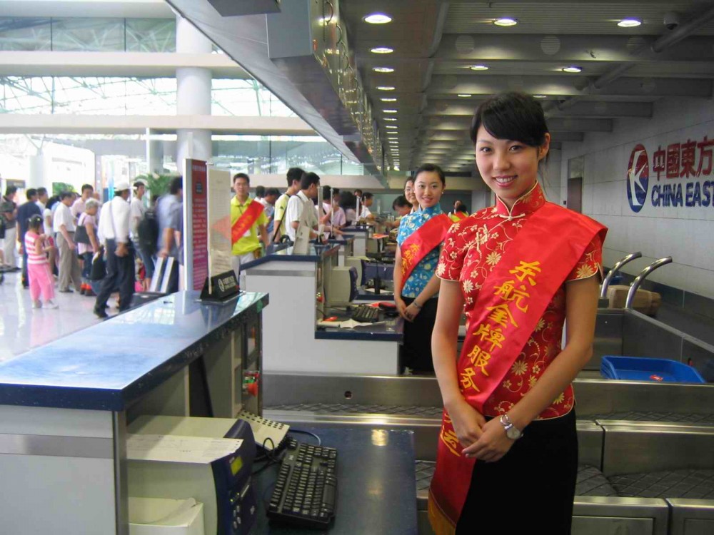 东航山东值机姑娘盛装迎奥运,笑迎八方客
