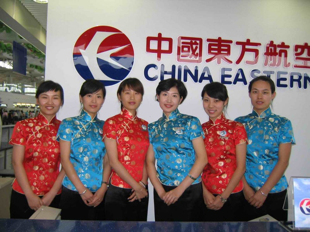 东航山东值机姑娘盛装迎奥运,笑迎八方客