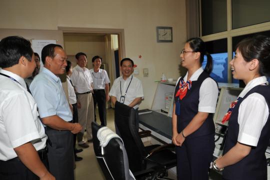 东航集团副总裁罗朝庚慰问东航西北干部、员工