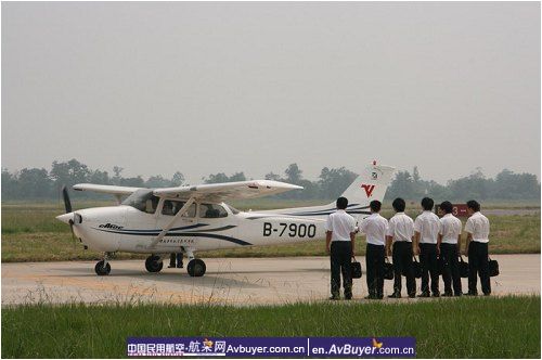 民航飞行学院广汉分院：高温酷暑训练忙