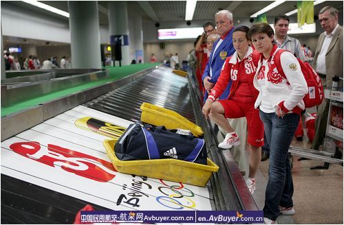 首都机场喜迎各国奥运代表团成员抵京