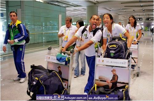 首都机场喜迎各国奥运代表团成员抵京