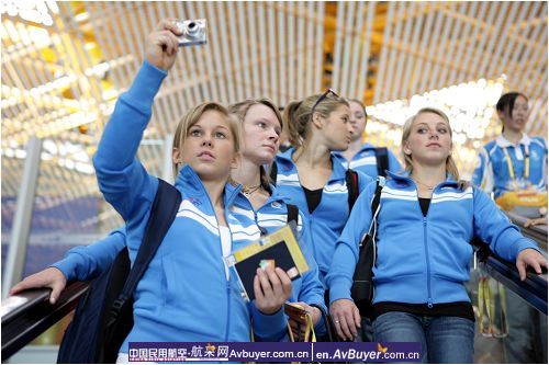 首都机场喜迎各国奥运代表团成员抵京